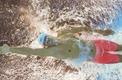 开云体育在线-孤星闪耀费城夜，保罗爆发引领76人关键战突围老鹰