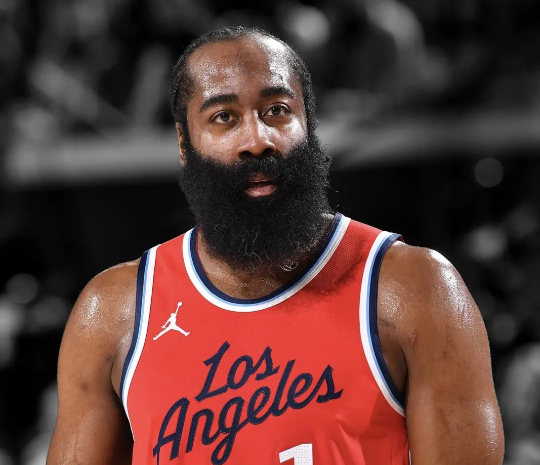 包含篮球巨星再度遭遇伤病，赛季前景堪忧的词条