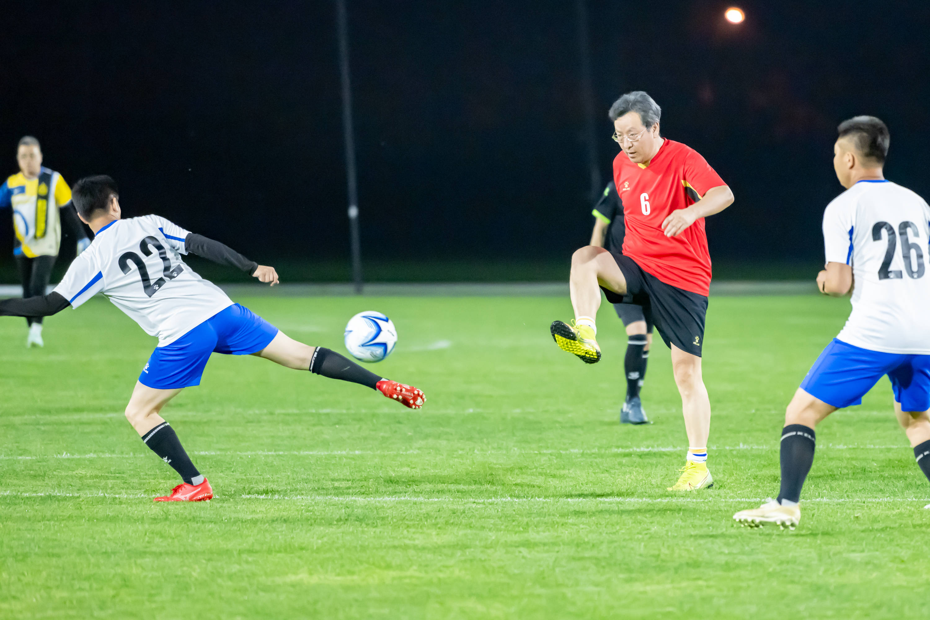 双方球队的角逐展现出足球赛场风采