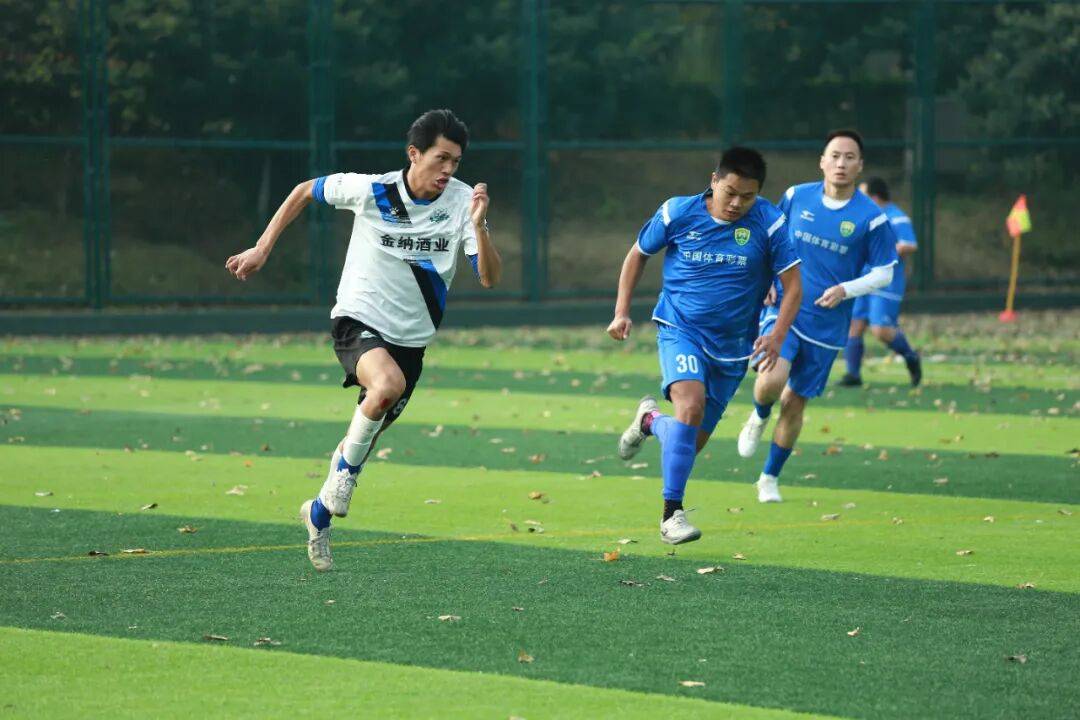 双方球队的角逐展现出足球赛场风采