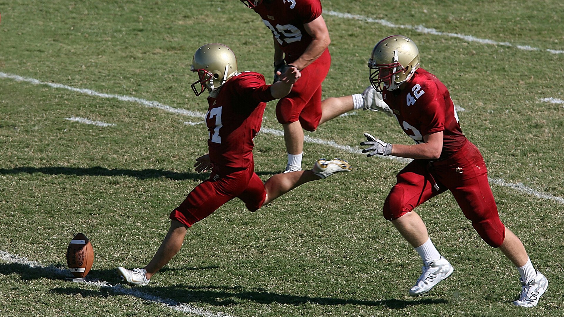 赛道与球场，当杰伦格林在F1街道赛接管，黄蜂已在深圳血拼